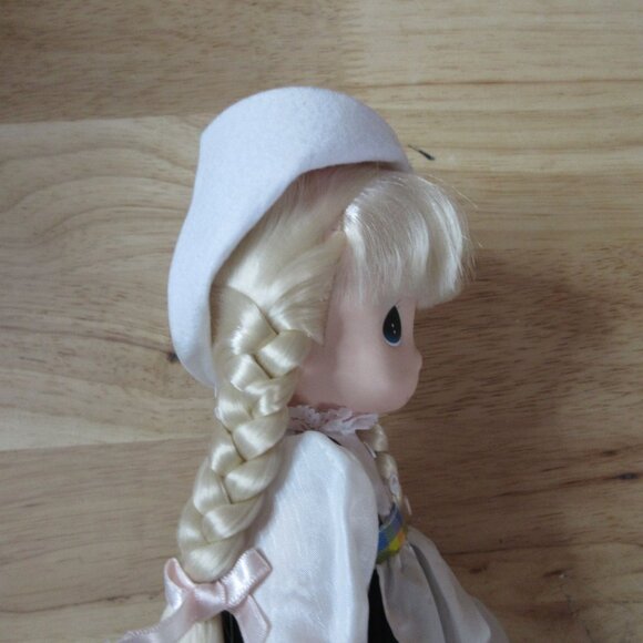 Precious Moments - Children of the World 9" Doll - Kari Holland - Picture 5 of 7